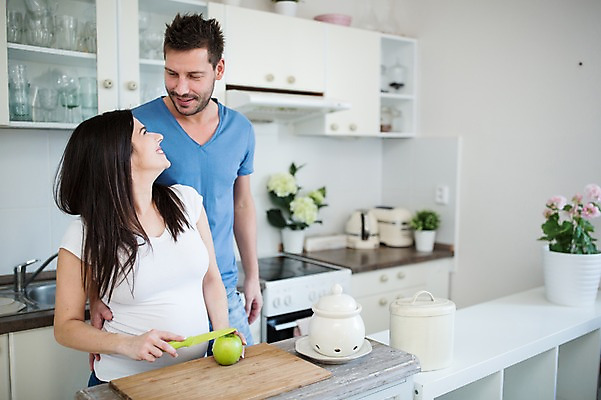 포토 JPG 서양인 부부 여자 남자 화분 허리손 서기 미소 사람 상반신 성인 두명 앞모습 30대 마주보기 주방 임산부 칼 사과 싱크대 태아 나무도마 성인만 국내포토 외국인 커플 뷰포인트 포즈 과일 모션 도마 표정 목재 장년 임신 개수대 파일형식