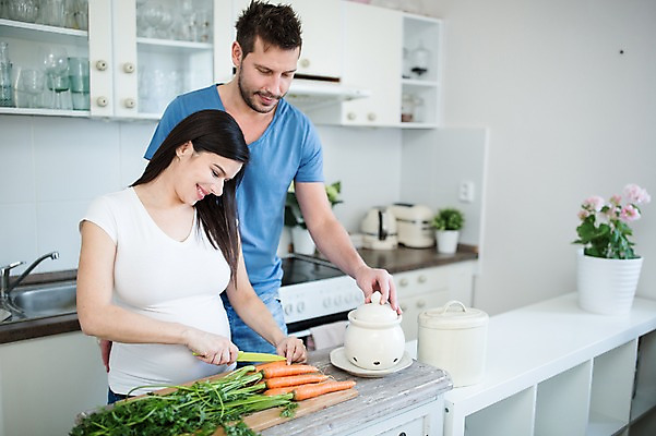 포토 JPG 서양인 부부 여자 남자 화분 선반 서기 미소 사람 상반신 성인 두명 앞모습 30대 주방 임산부 당근 자르기 싱크대 태아 나무도마 성인만 국내포토 외국인 커플 뷰포인트 가구 모션 뿌리채소 도마 표정 목재 장년 임신 개수대 파일형식