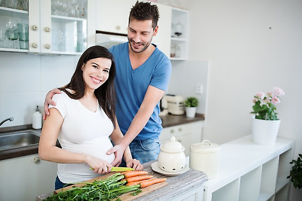 포토 JPG 서양인 부부 여자 남자 서기 미소 사람 손짓 상반신 성인 두명 앞모습 옆모습 30대 주방 임산부 당근 만지기 칼 자르기 태아 나무도마 성인만 어깨에손 국내포토 외국인 커플 뷰포인트 모션 뿌리채소 도마 표정 목재 장년 임신 파일형식