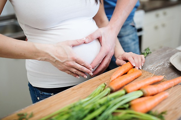 포토 JPG 서양인 손 부부 여자 남자 사람 손짓 상반신 성인 두명 앞모습 신체부위 30대 주방 임산부 당근 태아 손하트 나무도마 복부 성인만 국내포토 외국인 커플 뷰포인트 모션 뿌리채소 도마 목재 장년 임신 파일형식