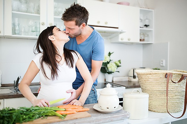포토 JPG 서양인 부부 여자 남자 키스 사랑 서기 사람 상반신 성인 두명 앞모습 옆모습 30대 주방 임산부 당근 만지기 자르기 장바구니 요리중 태아 나무도마 성인만 국내포토 외국인 커플 감정 뷰포인트 모션 뿌리채소 도마 목재 장년 쇼핑 바구니 임신 애정표현 파일형식