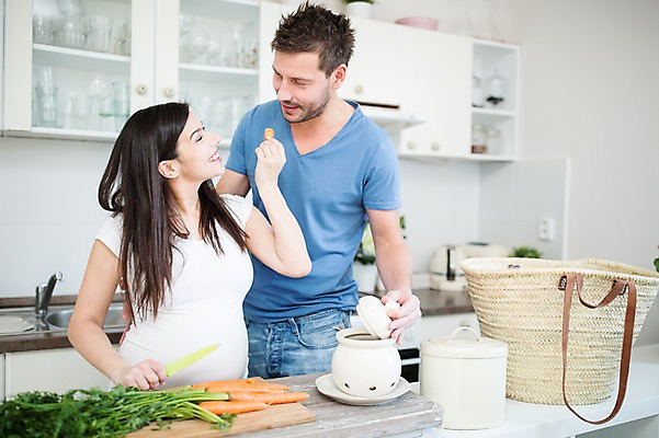 포토 JPG 서양인 부부 여자 남자 서기 미소 사람 상반신 성인 두명 앞모습 30대 마주보기 주방 임산부 당근 칼 먹여주기 장바구니 태아 나무도마 성인만 국내포토 외국인 커플 뷰포인트 모션 뿌리채소 도마 표정 목재 장년 쇼핑 바구니 임신 먹기 파일형식