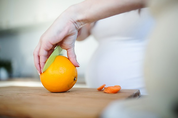 포토 JPG 서양인 손 여자 오렌지 과일 한명 서기 사람 손짓 근접촬영 상반신 성인 신체부위 30대 임산부 칼 자르기 태아 나무도마 성인여자한명만 국내포토 외국인 1 뷰포인트 모션 도마 목재 장년 임신 여자한명만 성인여자만 파일형식