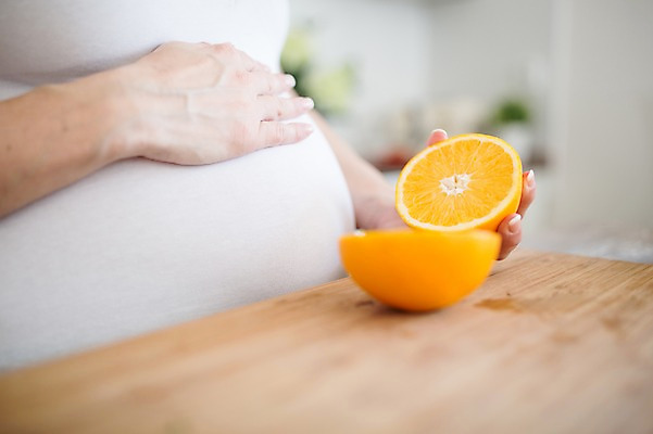 포토 JPG 서양인 여자 오렌지 한명 들기 사람 손짓 근접촬영 상반신 성인 옆모습 신체부위 30대 임산부 만지기 슬라이스 태아 나무도마 복부 성인여자한명만 국내포토 외국인 1 뷰포인트 과일 모션 도마 목재 장년 임신 여자한명만 성인여자만 파일형식