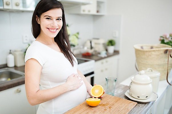 포토 JPG 서양인 여자 오렌지 유리병 한명 서기 미소 사람 손짓 상반신 성인 옆모습 30대 주방 임산부 장바구니 주부 태아 나무도마 성인여자한명만 국내포토 외국인 1 뷰포인트 과일 모션 병_용기 도마 표정 목재 장년 쇼핑 바구니 임신 여자한명만 성인여자만 파일형식