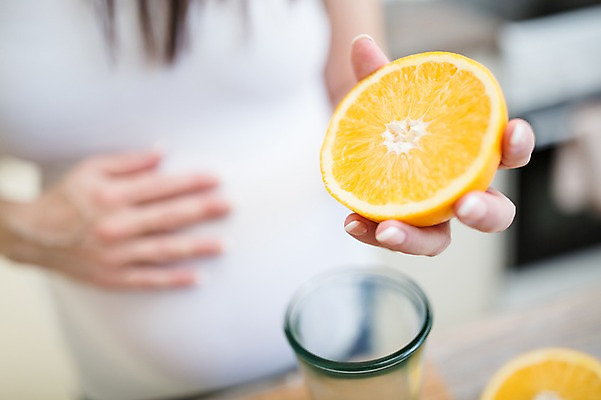 포토 JPG 서양인 손 여자 오렌지 과일 유리병 한명 서기 들기 사람 손짓 근접촬영 상반신 성인 앞모습 신체부위 30대 임산부 잡기 태아 성인여자한명만 국내포토 외국인 1 뷰포인트 모션 병_용기 장년 임신 여자한명만 성인여자만 파일형식