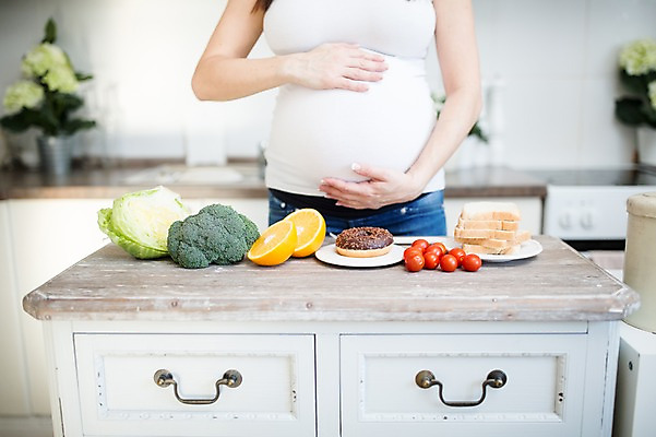 포토 JPG 서양인 여자 오렌지 방울토마토 한명 서기 사람 상반신 성인 앞모습 30대 주방 임산부 만지기 양상추 도넛 브로콜리 식빵 태아 복부 성인여자한명만 국내포토 외국인 1 빵 뷰포인트 토마토 채소 과일 모션 디저트 신체부위 장년 임신 여자한명만 성인여자만 파일형식