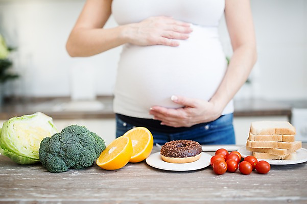 포토 JPG 서양인 여자 오렌지 과일 방울토마토 한명 서기 사람 손짓 상반신 성인 앞모습 30대 임산부 만지기 양상추 도넛 브로콜리 식빵 태아 복부 성인여자한명만 국내포토 외국인 1 빵 뷰포인트 토마토 채소 모션 디저트 신체부위 장년 임신 여자한명만 성인여자만 파일형식