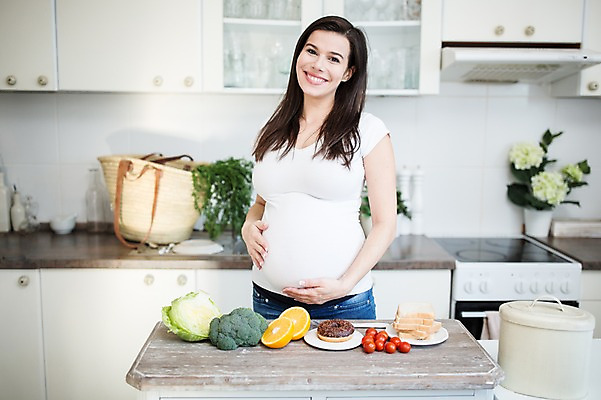 포토 JPG 서양인 여자 오렌지 방울토마토 한명 서기 미소 사람 손짓 상반신 성인 앞모습 30대 주방 임산부 만지기 양상추 도넛 브로콜리 장바구니 식빵 주부 태아 성인여자한명만 국내포토 외국인 1 빵 뷰포인트 토마토 채소 과일 모션 디저트 표정 장년 쇼핑 바구니 임신 여자한명만 성인여자만 파일형식