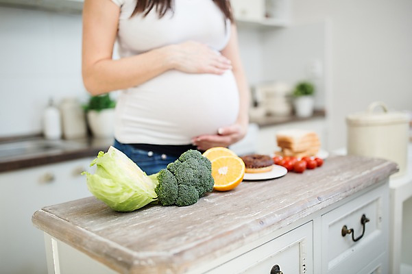 포토 JPG 서양인 여자 오렌지 방울토마토 한명 서기 사람 손짓 상반신 성인 옆모습 신체부위 30대 주방 임산부 만지기 양상추 도넛 브로콜리 식빵 태아 복부 성인여자한명만 국내포토 외국인 1 빵 뷰포인트 토마토 채소 과일 모션 디저트 장년 임신 여자한명만 성인여자만 파일형식