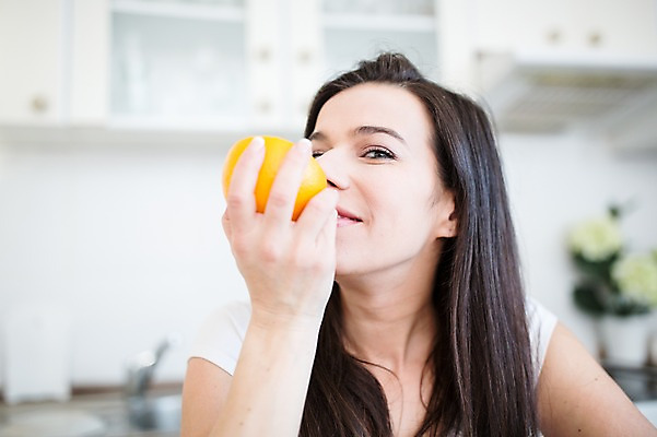 포토 JPG 서양인 여자 오렌지 과일 한명 서기 미소 들기 사람 손짓 상반신 성인 앞모습 30대 주방 임산부 태아 성인여자한명만 국내포토 외국인 1 뷰포인트 모션 표정 장년 임신 여자한명만 성인여자만 파일형식