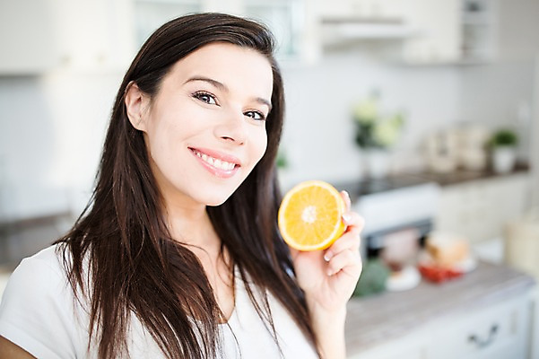 포토 JPG 서양인 여자 오렌지 과일 한명 서기 미소 들기 사람 손짓 상반신 성인 앞모습 30대 주방 임산부 태아 성인여자한명만 국내포토 외국인 1 뷰포인트 모션 표정 장년 임신 여자한명만 성인여자만 파일형식