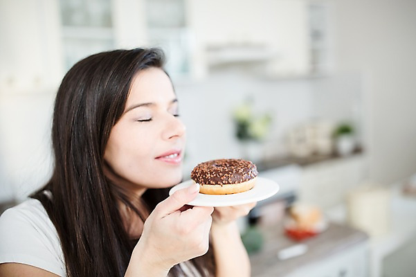 포토 JPG 서양인 접시 여자 한명 들기 사람 손짓 근접촬영 상반신 성인 옆모습 30대 눈감음 임산부 도넛 주부 냄새 태아 성인여자한명만 국내포토 외국인 1 식기 뷰포인트 모션 디저트 장년 임신 여자한명만 성인여자만 파일형식