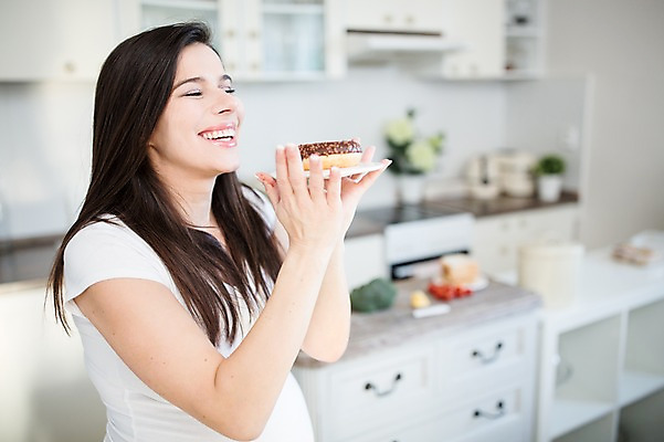 포토 JPG 서양인 접시 여자 한명 서기 미소 들기 사람 손짓 상반신 성인 옆모습 30대 주방 임산부 도넛 주부 태아 성인여자한명만 국내포토 외국인 1 식기 뷰포인트 모션 디저트 표정 장년 임신 여자한명만 성인여자만 파일형식