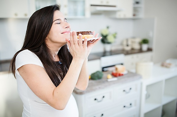 포토 JPG 서양인 접시 여자 한명 서기 미소 들기 사람 손짓 상반신 성인 옆모습 30대 주방 눈감음 임산부 도넛 주부 냄새 태아 성인여자한명만 국내포토 외국인 1 식기 뷰포인트 모션 디저트 표정 장년 임신 여자한명만 성인여자만 파일형식