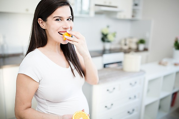 포토 JPG 서양인 여자 오렌지 과일 한명 서기 미소 사람 손짓 상반신 성인 옆모습 30대 주방 임산부 먹기 태아 성인여자한명만 국내포토 외국인 1 뷰포인트 모션 표정 장년 임신 여자한명만 성인여자만 파일형식