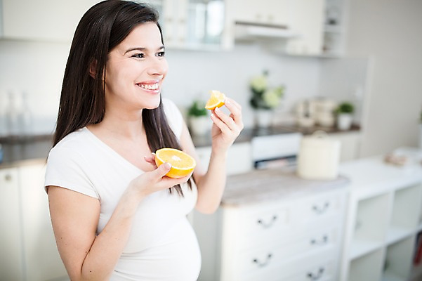 포토 JPG 서양인 여자 오렌지 과일 한명 서기 미소 들기 사람 손짓 상반신 성인 옆모습 30대 주방 임산부 먹기 태아 성인여자한명만 국내포토 외국인 1 뷰포인트 모션 표정 장년 임신 여자한명만 성인여자만 파일형식