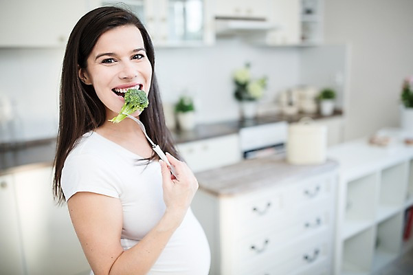 포토 JPG 서양인 여자 포크 한명 서기 미소 들기 사람 손짓 상반신 성인 옆모습 30대 주방 임산부 브로콜리 먹기 주부 태아 성인여자한명만 국내포토 외국인 1 식기 뷰포인트 채소 모션 표정 장년 임신 여자한명만 성인여자만 파일형식