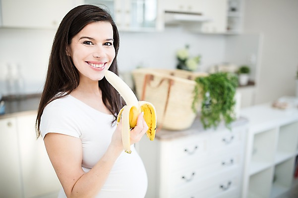 포토 JPG 서양인 여자 채소 바나나 한명 서기 미소 들기 사람 상반신 성인 옆모습 30대 주방 임산부 먹기 장바구니 주부 태아 성인여자한명만 국내포토 외국인 1 뷰포인트 과일 모션 표정 장년 쇼핑 바구니 임신 여자한명만 성인여자만 파일형식