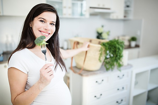 포토 JPG 서양인 여자 채소 한명 서기 미소 들기 사람 상반신 성인 옆모습 30대 주방 임산부 브로콜리 먹기 장바구니 주부 태아 성인여자한명만 국내포토 외국인 1 뷰포인트 모션 표정 장년 쇼핑 바구니 임신 여자한명만 성인여자만 파일형식