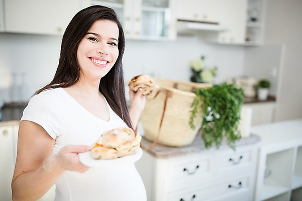 포토 JPG 서양인 여자 빵 채소 한명 서기 미소 들기 사람 상반신 성인 옆모습 30대 주방 임산부 먹기 장바구니 주부 태아 성인여자한명만 국내포토 외국인 1 음식 뷰포인트 모션 표정 장년 쇼핑 바구니 임신 여자한명만 성인여자만 파일형식