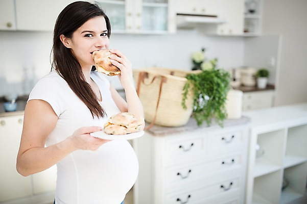 포토 JPG 서양인 여자 빵 채소 한명 서기 들기 사람 상반신 성인 옆모습 30대 주방 임산부 먹기 장바구니 싱크대 서랍장 주부 태아 성인여자한명만 국내포토 외국인 1 음식 뷰포인트 가구 모션 장년 쇼핑 바구니 임신 개수대 여자한명만 성인여자만 파일형식