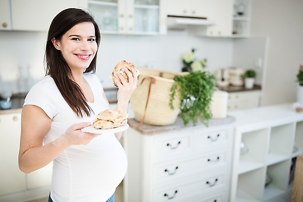 포토 JPG 서양인 여자 빵 채소 한명 서기 미소 들기 사람 상반신 성인 옆모습 30대 주방 임산부 먹기 장바구니 주부 태아 성인여자한명만 국내포토 외국인 1 음식 뷰포인트 모션 표정 장년 쇼핑 바구니 임신 여자한명만 성인여자만 파일형식