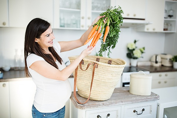포토 JPG 서양인 여자 한명 서기 미소 들기 사람 상반신 성인 옆모습 30대 주방 임산부 당근 장바구니 싱크대 주부 태아 성인여자한명만 국내포토 외국인 1 뷰포인트 모션 뿌리채소 표정 장년 쇼핑 바구니 임신 개수대 여자한명만 성인여자만 파일형식