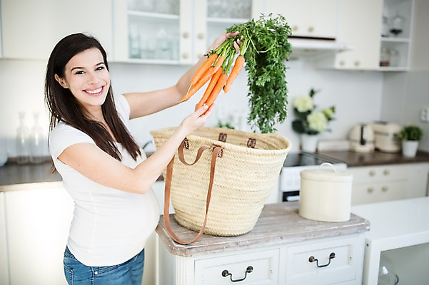 포토 JPG 서양인 여자 한명 서기 미소 들기 사람 상반신 성인 옆모습 30대 주방 임산부 당근 장바구니 주부 태아 성인여자한명만 국내포토 외국인 1 뷰포인트 모션 뿌리채소 표정 장년 쇼핑 바구니 임신 여자한명만 성인여자만 파일형식