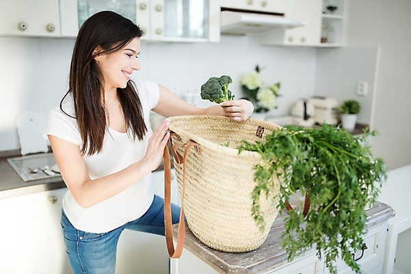 포토 JPG 서양인 여자 채소 한명 서기 미소 들기 사람 상반신 성인 옆모습 30대 주방 임산부 브로콜리 장바구니 싱크대 주부 태아 성인여자한명만 국내포토 외국인 1 뷰포인트 모션 표정 장년 쇼핑 바구니 임신 개수대 여자한명만 성인여자만 파일형식