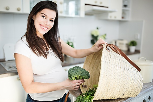 포토 JPG 서양인 여자 채소 한명 서기 미소 들기 사람 상반신 성인 옆모습 30대 주방 임산부 브로콜리 장바구니 주부 태아 성인여자한명만 국내포토 외국인 1 뷰포인트 모션 표정 장년 쇼핑 바구니 임신 여자한명만 성인여자만 파일형식