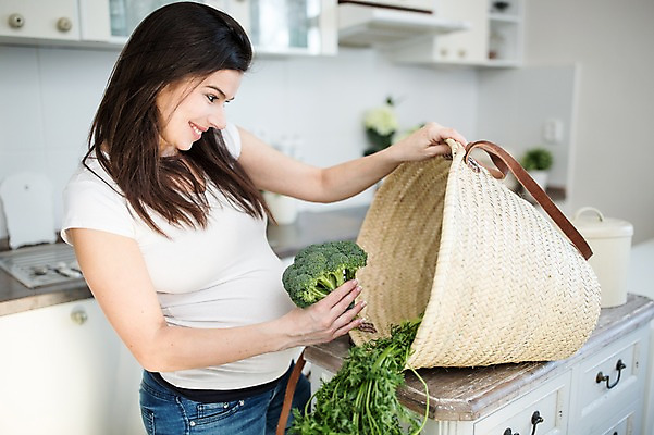 포토 JPG 서양인 응시 여자 채소 한명 서기 미소 들기 사람 상반신 성인 옆모습 30대 주방 임산부 브로콜리 장바구니 주부 태아 성인여자한명만 국내포토 외국인 1 시선 뷰포인트 모션 표정 장년 쇼핑 바구니 임신 여자한명만 성인여자만 파일형식