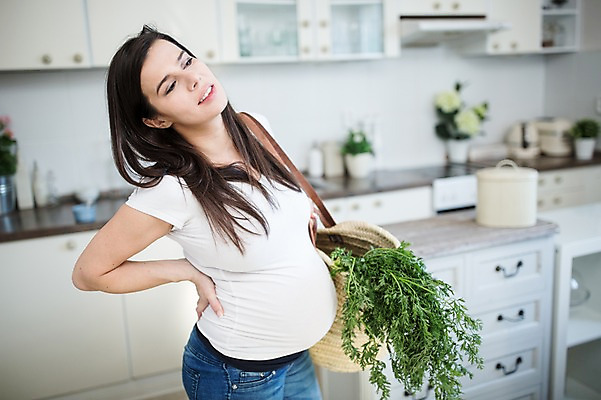 포토 JPG 서양인 여자 허리손 채소 한명 서기 들기 사람 상반신 성인 옆모습 30대 주방 임산부 장바구니 주부 태아 허리통증 힘듦 성인여자한명만 국내포토 외국인 1 뷰포인트 포즈 컨셉 모션 장년 쇼핑 바구니 임신 고통 여자한명만 성인여자만 파일형식