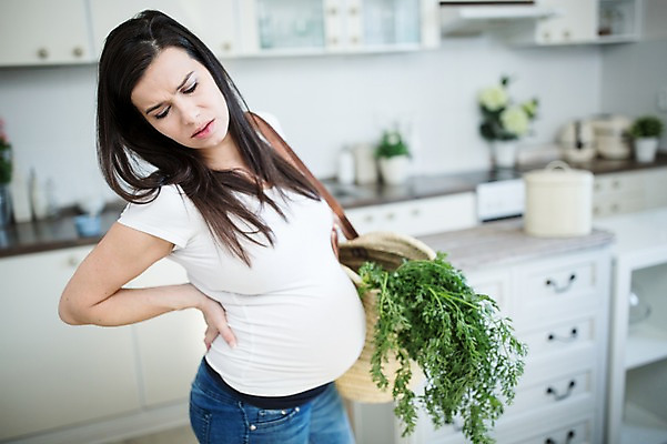 포토 JPG 서양인 여자 허리손 한명 서기 들기 사람 상반신 성인 옆모습 30대 주방 임산부 찡그림 장바구니 주부 태아 허리통증 힘듦 성인여자한명만 국내포토 외국인 1 뷰포인트 포즈 컨셉 모션 표정 장년 쇼핑 바구니 임신 고통 여자한명만 성인여자만 파일형식