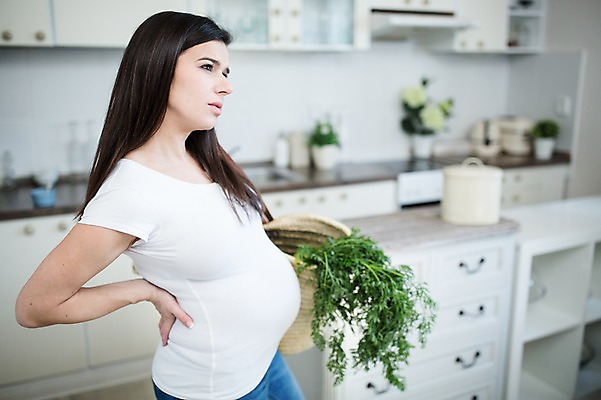 포토 JPG 서양인 여자 허리손 채소 한명 서기 들기 사람 상반신 성인 옆모습 30대 주방 임산부 장바구니 주부 태아 허리통증 힘듦 성인여자한명만 국내포토 외국인 1 뷰포인트 포즈 컨셉 모션 장년 쇼핑 바구니 임신 고통 여자한명만 성인여자만 파일형식