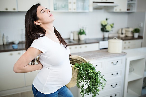 포토 JPG 서양인 여자 허리손 채소 한명 서기 사람 상반신 성인 옆모습 30대 주방 임산부 장바구니 주부 태아 허리통증 힘듦 성인여자한명만 국내포토 외국인 1 뷰포인트 포즈 컨셉 모션 장년 쇼핑 바구니 임신 고통 여자한명만 성인여자만 파일형식