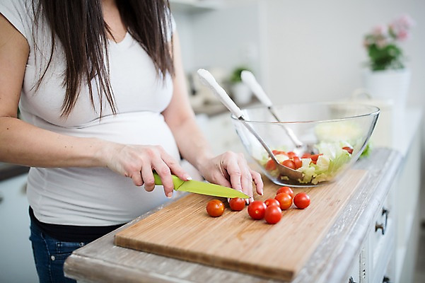포토 JPG 서양인 여자 방울토마토 한명 서기 사람 손짓 상반신 성인 앞모습 30대 임산부 샐러드 칼 자르기 주부 요리중 태아 나무도마 믹싱볼 성인여자한명만 국내포토 외국인 1 그릇 음식 뷰포인트 토마토 모션 도마 목재 장년 임신 여자한명만 성인여자만 파일형식