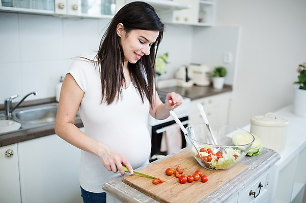 포토 JPG 서양인 응시 여자 방울토마토 한명 서기 미소 사람 손짓 상반신 성인 옆모습 30대 주방 임산부 샐러드 칼 양상추 자르기 태아 나무도마 믹싱볼 성인여자한명만 국내포토 외국인 1 그릇 시선 음식 뷰포인트 토마토 채소 모션 도마 표정 목재 장년 임신 여자한명만 성인여자만 파일형식