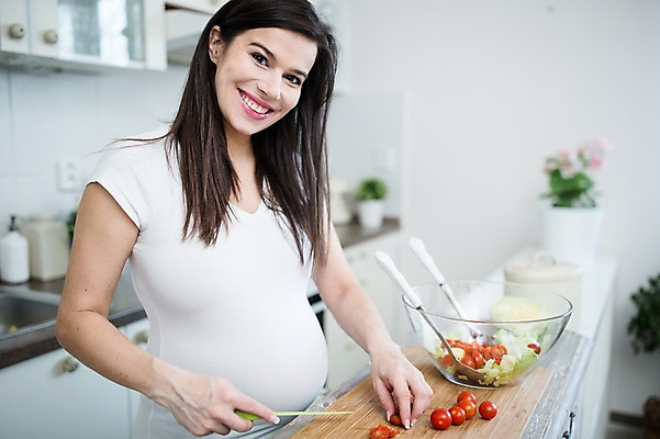 포토 JPG 서양인 여자 화분 방울토마토 한명 서기 미소 사람 손짓 상반신 성인 앞모습 30대 주방 임산부 샐러드 주부 요리중 태아 믹싱볼 성인여자한명만 국내포토 외국인 1 그릇 음식 뷰포인트 토마토 모션 표정 장년 임신 여자한명만 성인여자만 파일형식