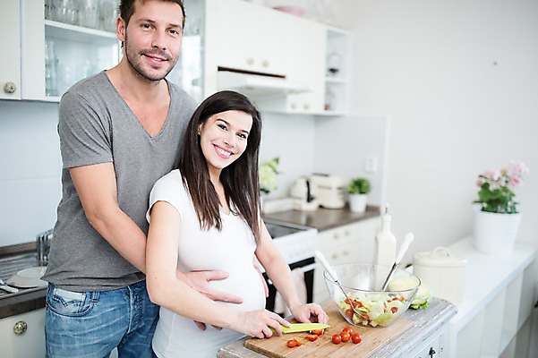 포토 JPG 서양인 부부 여자 남자 화분 방울토마토 서기 미소 사람 손짓 상반신 성인 두명 옆모습 30대 주방 임산부 샐러드 칼 요리중 백허그 태아 나무도마 믹싱볼 성인만 쓰다듬기 국내포토 외국인 그릇 커플 음식 뷰포인트 토마토 모션 포옹 도마 표정 목재 장년 임신 파일형식