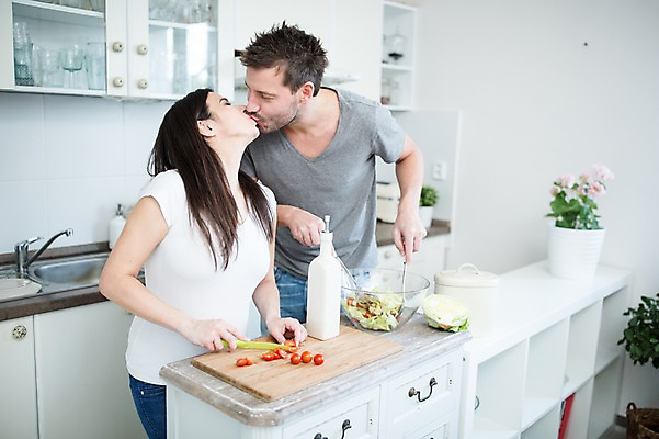 포토 JPG 서양인 부부 여자 남자 화분 방울토마토 키스 사랑 서기 사람 상반신 성인 두명 앞모습 옆모습 30대 주방 임산부 샐러드 소스 양상추 요리중 태아 나무도마 믹싱볼 성인만 국내포토 외국인 그릇 커플 감정 음식 뷰포인트 토마토 채소 모션 도마 목재 장년 임신 양념 애정표현 파일형식