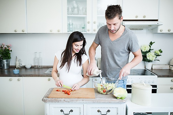 포토 JPG 서양인 부부 응시 여자 남자 방울토마토 서기 미소 사람 상반신 성인 두명 앞모습 30대 주방 임산부 샐러드 소스 양상추 요리중 태아 나무도마 믹싱볼 성인만 국내포토 외국인 그릇 커플 시선 음식 뷰포인트 토마토 채소 모션 도마 표정 목재 장년 임신 양념 파일형식