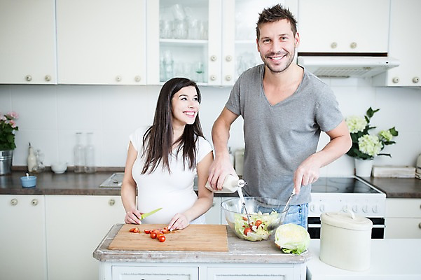 포토 JPG 서양인 부부 여자 남자 방울토마토 미소 사람 상반신 성인 두명 앞모습 30대 주방 임산부 샐러드 소스 양상추 즐거움 요리중 태아 나무도마 믹싱볼 성인만 국내포토 외국인 그릇 커플 감정 음식 뷰포인트 토마토 채소 모션 도마 표정 목재 장년 임신 양념 파일형식
