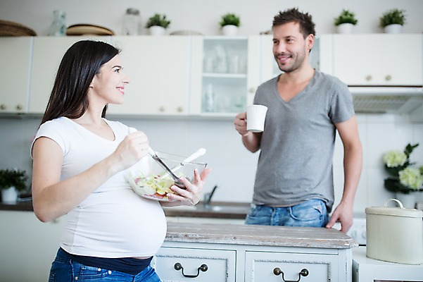 포토 JPG 서양인 부부 여자 남자 서기 미소 들기 사람 상반신 성인 두명 앞모습 옆모습 30대 마주보기 주방 임산부 샐러드 머그컵 태아 믹싱볼 성인만 국내포토 외국인 그릇 커플 음식 뷰포인트 모션 표정 컵 장년 임신 파일형식