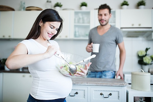 포토 JPG 서양인 부부 응시 여자 남자 서기 미소 들기 사람 손짓 상반신 성인 두명 앞모습 옆모습 30대 주방 임산부 샐러드 머그컵 요리중 태아 믹싱볼 성인만 국내포토 외국인 그릇 커플 시선 음식 뷰포인트 모션 표정 컵 장년 임신 파일형식