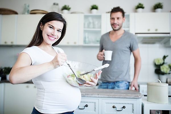 포토 JPG 서양인 부부 응시 여자 남자 서기 미소 들기 사람 손짓 상반신 성인 두명 앞모습 옆모습 30대 주방 임산부 샐러드 커피잔 요리중 태아 믹싱볼 성인만 국내포토 외국인 그릇 커플 시선 커피 음식 뷰포인트 모션 잔 표정 장년 임신 파일형식