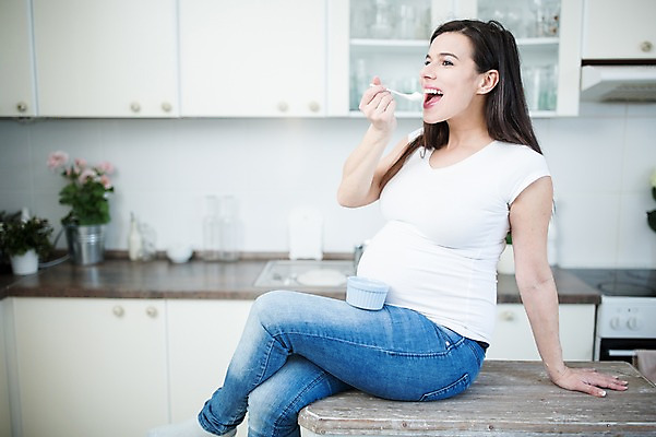 포토 JPG 서양인 여자 한명 미소 들기 사람 앉기 손짓 상반신 성인 옆모습 30대 주방 임산부 다리꼬기 먹기 싱크대 주부 죽 태아 성인여자한명만 국내포토 외국인 1 음식 뷰포인트 모션 표정 장년 임신 개수대 여자한명만 성인여자만 파일형식