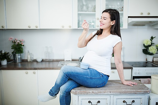 포토 JPG 서양인 여자 한명 미소 들기 사람 앉기 손짓 상반신 성인 옆모습 30대 주방 임산부 다리꼬기 먹기 서랍장 주부 죽 태아 성인여자한명만 국내포토 외국인 1 음식 뷰포인트 가구 모션 표정 장년 임신 여자한명만 성인여자만 파일형식