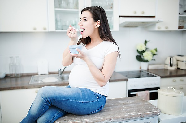 포토 JPG 서양인 여자 한명 들기 사람 앉기 손짓 상반신 성인 옆모습 30대 주방 임산부 다리꼬기 먹기 주부 죽 태아 성인여자한명만 국내포토 외국인 1 음식 뷰포인트 모션 장년 임신 여자한명만 성인여자만 파일형식