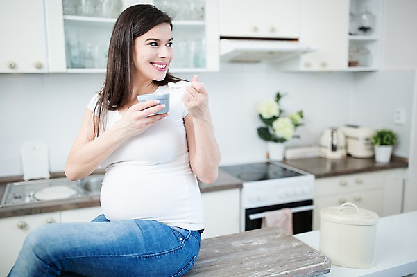 포토 JPG 서양인 응시 여자 한명 미소 들기 사람 앉기 손짓 상반신 성인 앞모습 30대 주방 임산부 먹기 주부 죽 태아 성인여자한명만 국내포토 외국인 1 시선 음식 뷰포인트 모션 표정 장년 임신 여자한명만 성인여자만 파일형식